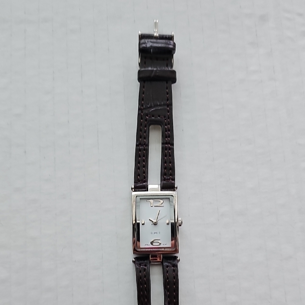 Elegant Black Leather Strap Watch - Picture 3 of 6